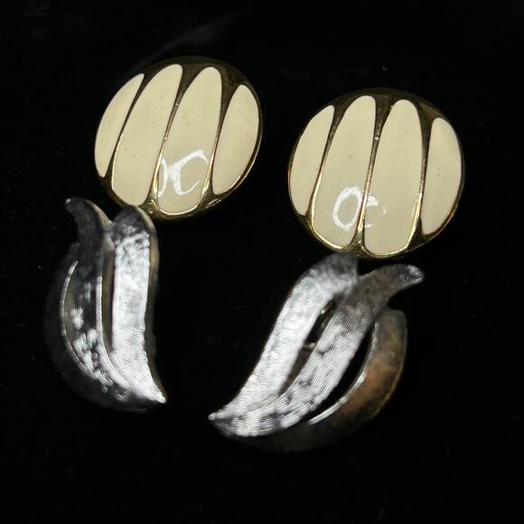 Lot of 2 Goldtone and Cream + Silvertone Clip on Monet Earrings - Picture 3 of 9